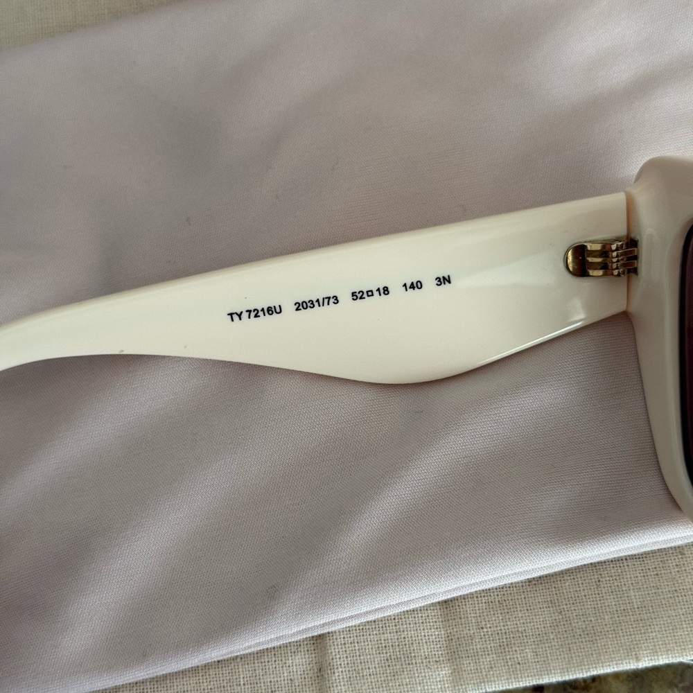 New Tory Burch cat eye  Sunglasses with Gold Accents - Picture 7 of 7